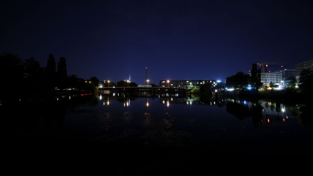 大桥夜景璀璨，灯光河流交相辉映，超清4K壁纸下载