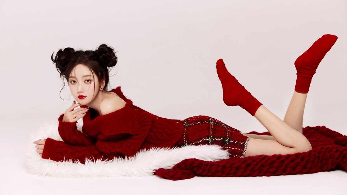 新年美女4K高清壁纸，丸子头红毛衣，优雅坐地毯，3840x2160超清下载
