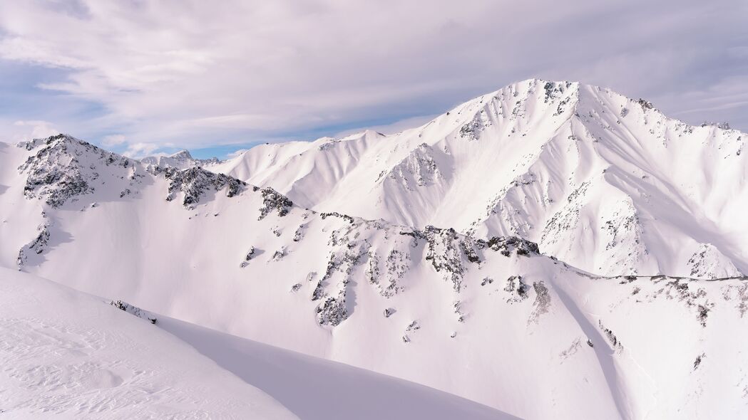冬日山脉雪景，高清4K斜坡壁纸，3840x2160超清下载