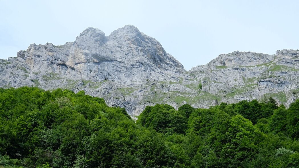 绝美踪迹，草树山景，4K超清壁纸，3840x2160高清下载