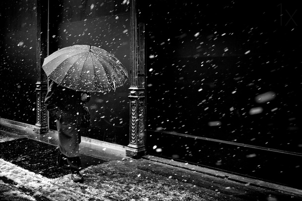 黑色雪夜街道雨伞PNG透明图，高清风景摄影素材下载
