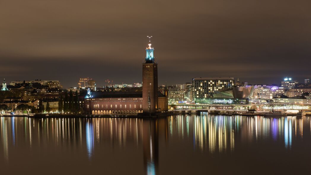 城市夜晚塔影灯光，辉光映照河流美景，4K高清壁纸3840x2160下载