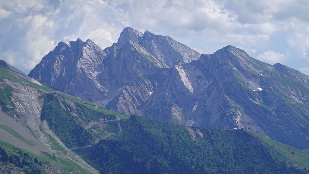 绝美山脉森林4K高清壁纸，斜坡小径，3840x2160超清画质，免费下载