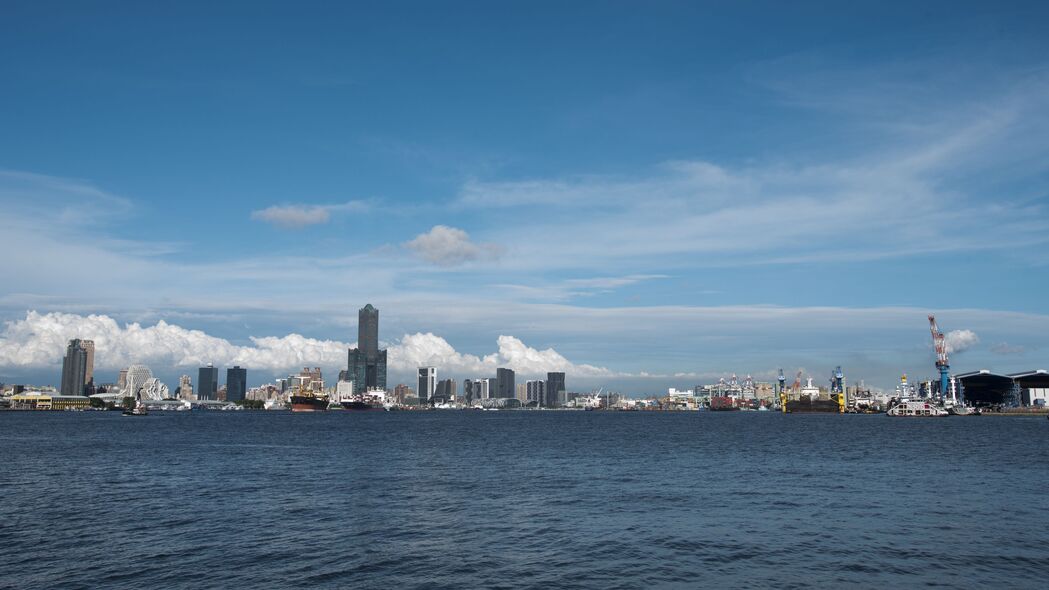 摩天大楼建筑美景，海与城市交融，4K超清壁纸3840x2160，免费下载