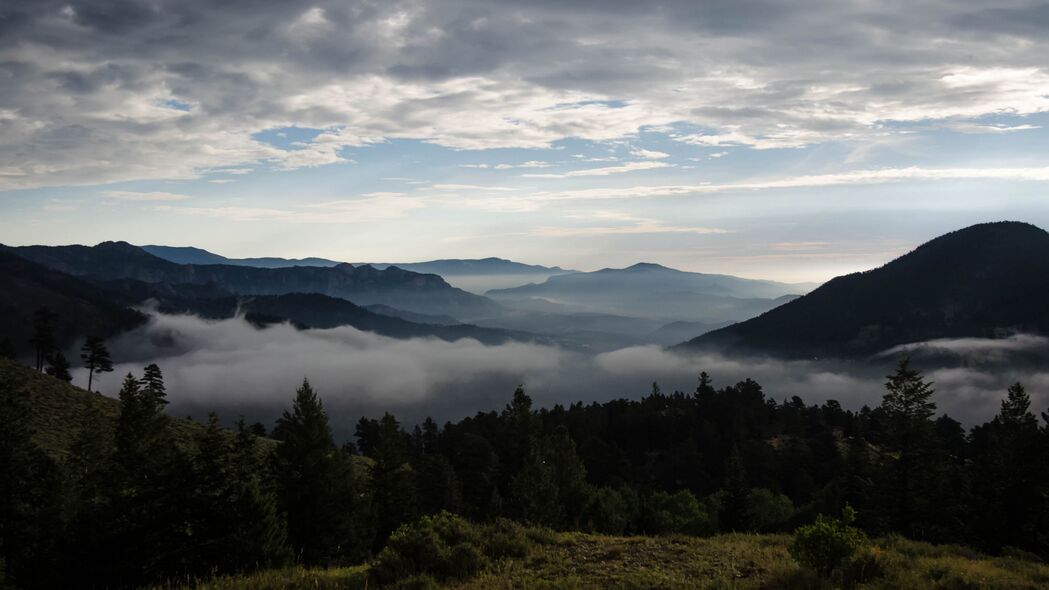 绝美山脉雾景，树木葱茏自然之美，4K高清壁纸3840x2160，下载畅享