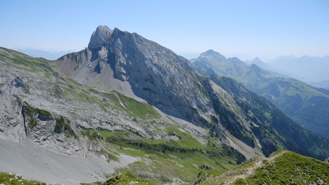 绝美岩石山脉斜坡4K高清壁纸，3840x2160超清风景图片下载