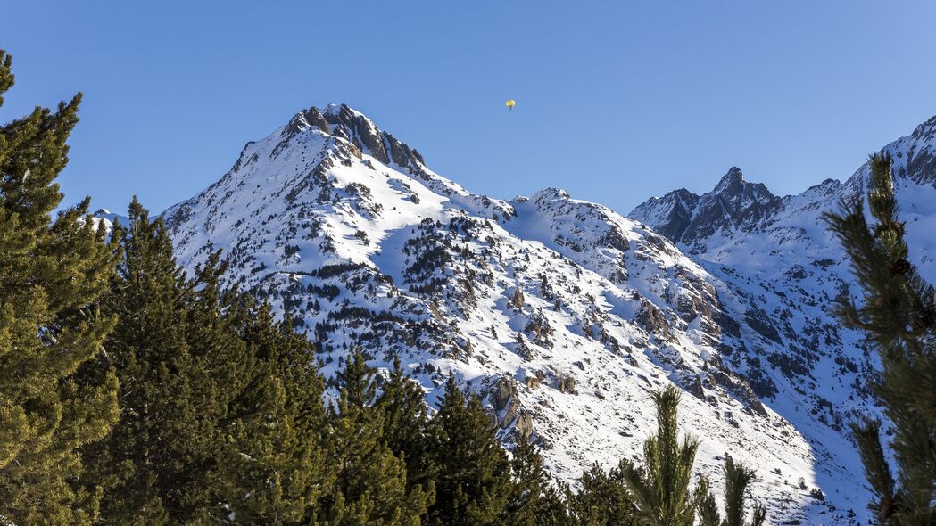 山雪树景观斜坡绝美4K壁纸，高清3840x2160风景图片，一键下载