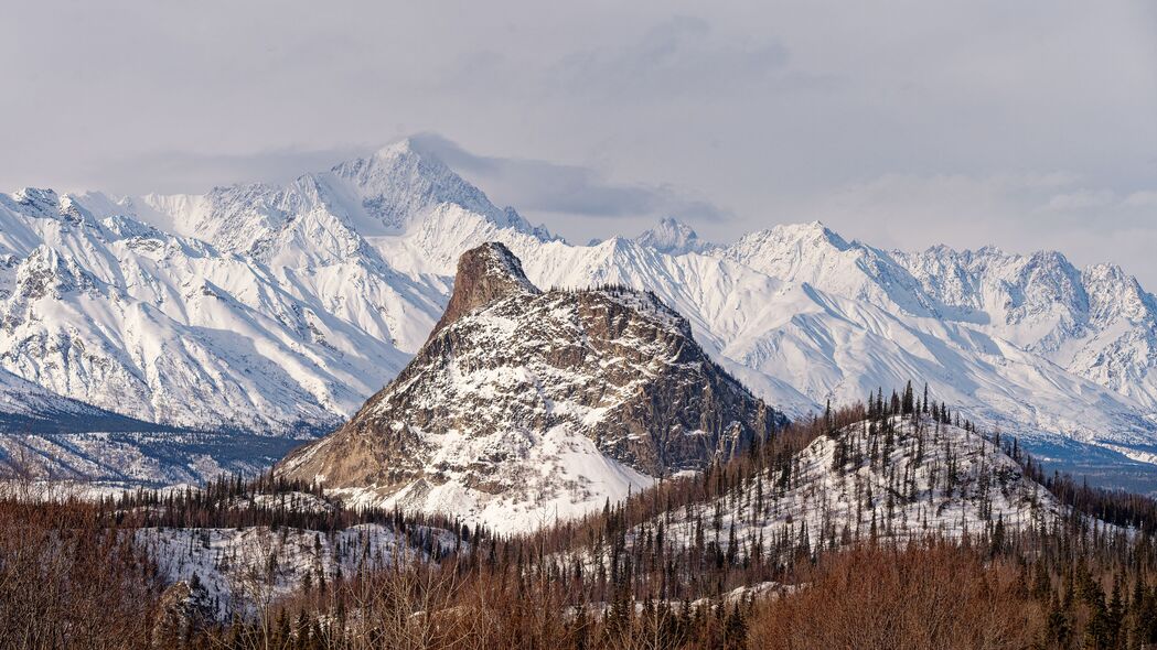 冬季山脉雪景高清壁纸，斜坡树木美景，4K分辨率3840x2160下载