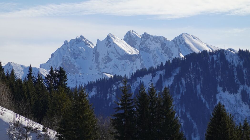 冬季山脉雪景高清壁纸，4K超清3840x2160树影风景图片下载