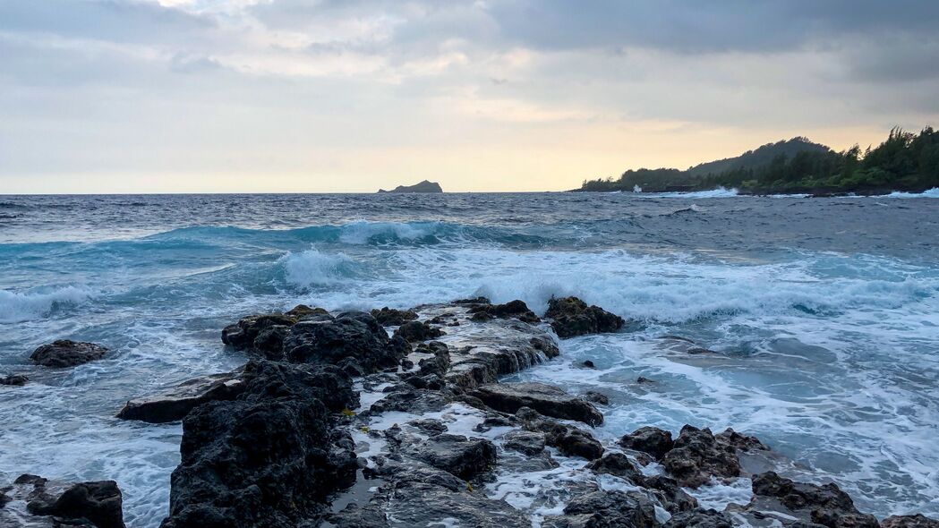 石头、大海、波浪与地平线绝美交融，4K高清壁纸，3840x2160分辨率，免费下载！
