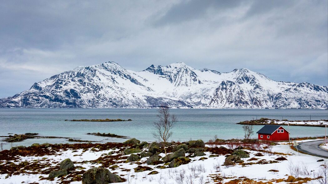 冬季树湖山雪美景，4K高清壁纸，3840x2160分辨率，畅享自然风景下载