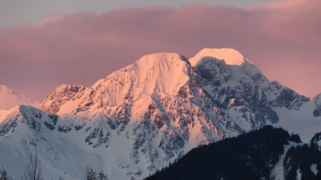 山峰雪景落日余晖，浅色渲染4K超清壁纸，3840x2160高清风景图片下载