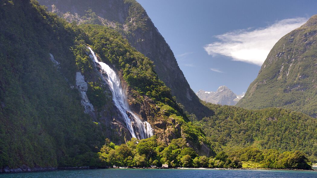 瀑布山树海景4K超清壁纸，3840x2160高清大图，一键下载！