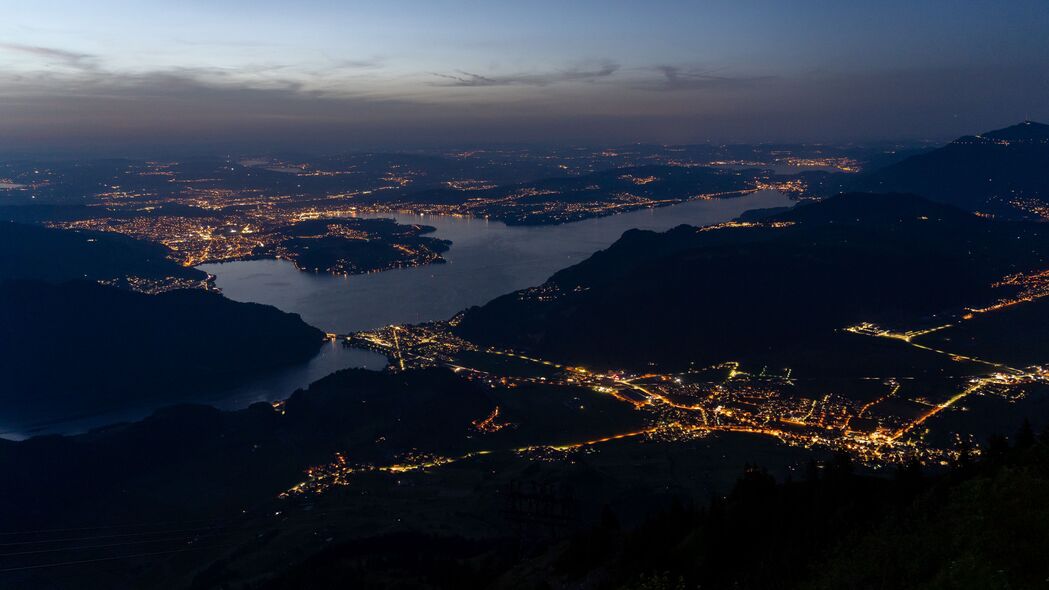 夜晚鸟瞰城市河流，璀璨灯光映照4K高清壁纸，3840x2160超清背景图片下载