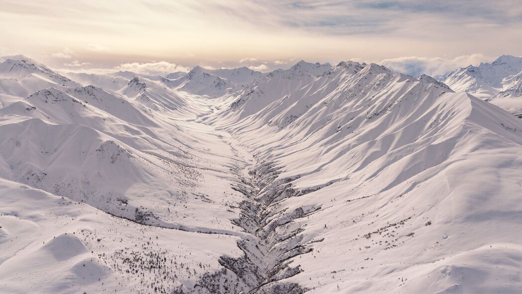 绝美山脉浮雕，雪地斜坡4K高清壁纸，3840x2160分辨率免费下载