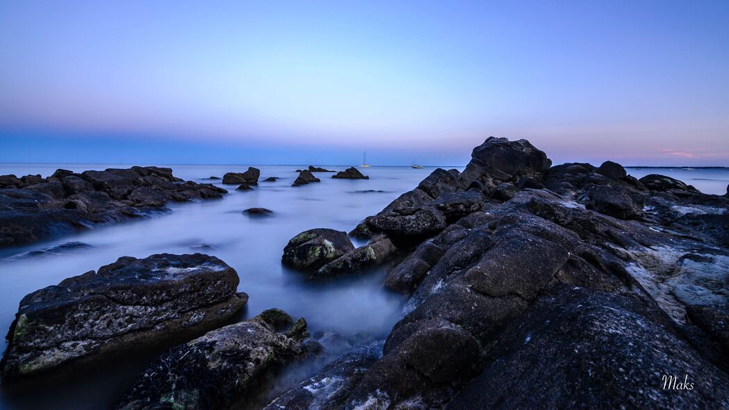 绝美石头水雾地平线，4K超清壁纸，3840x2160高清风景图片，一键下载