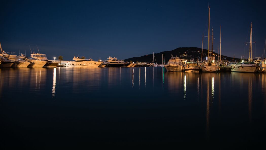 码头夜景，湖光船影映4K，高清壁纸3840x2160免费下载