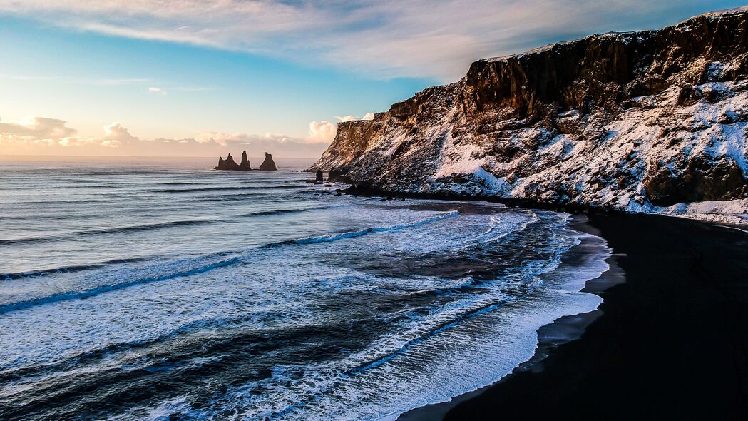 海岸雪景4K高清壁纸，海浪拍岩，大海之美尽收眼底，3840x2160分辨率下载