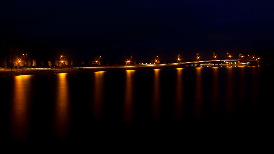 夜色堤岸，灯笼映水，深色调光景，绝美4K高清壁纸3840x2160下载