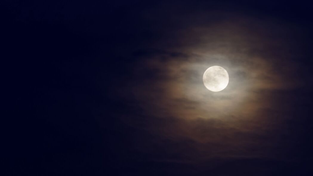 夜间月亮照亮黑暗天空，绝美4K壁纸，高清3840x2160下载