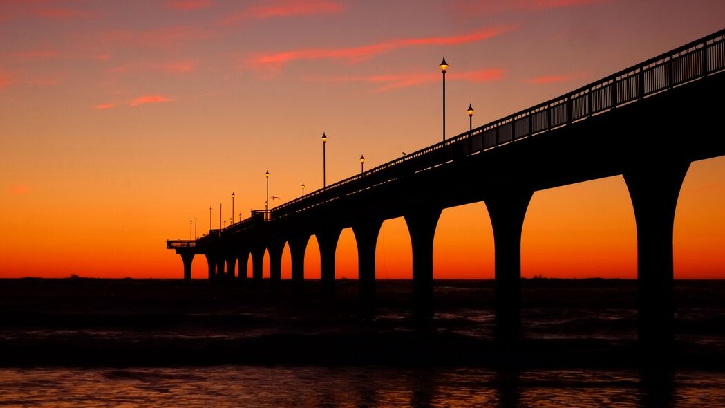 大桥横跨河流，黄昏时刻深色韵味，4K高清壁纸3840x2160免费下载