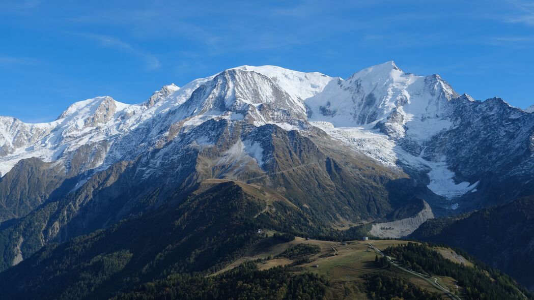 山雪坡树绝美风光，4K高清壁纸下载，3840x2160分辨率精选