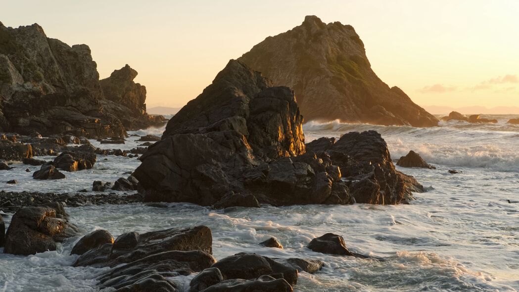 超高清4K海石泡沫风光壁纸，3840x2160分辨率，精美岩石石头海景图片下载