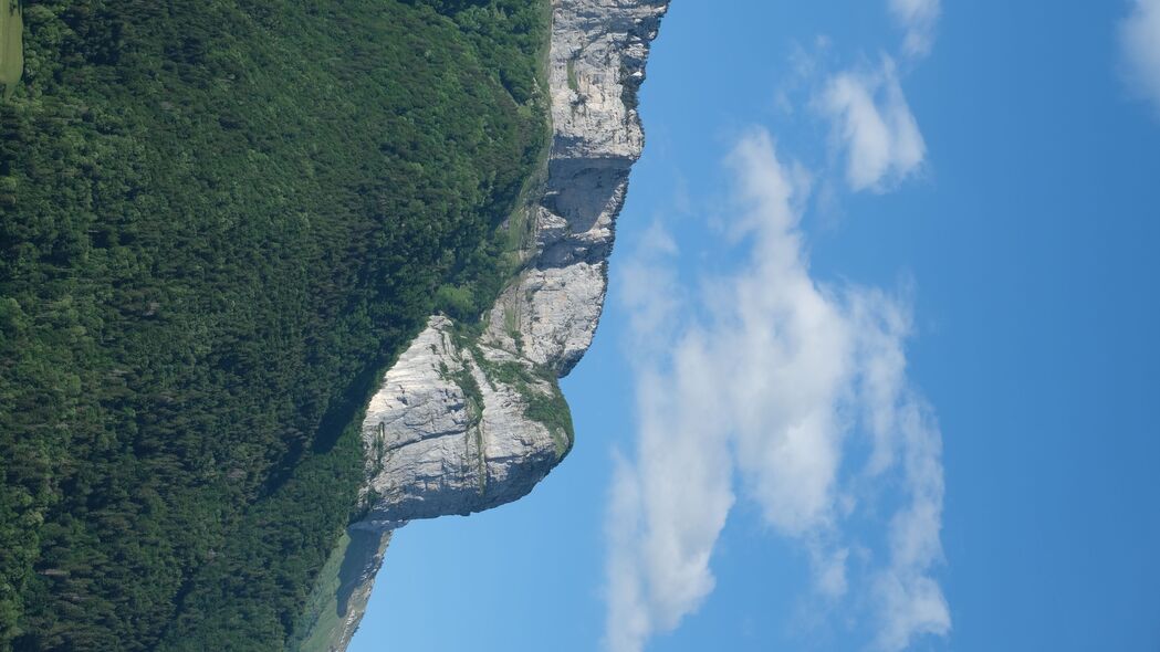 绝美4K高清壁纸，岩石山脉与斜坡树木风光，3840x2160分辨率，免费下载
