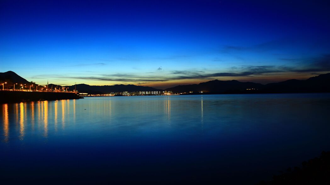 夜晚湖堤深色灯光美景，4K高清壁纸下载，3840x2160分辨率
