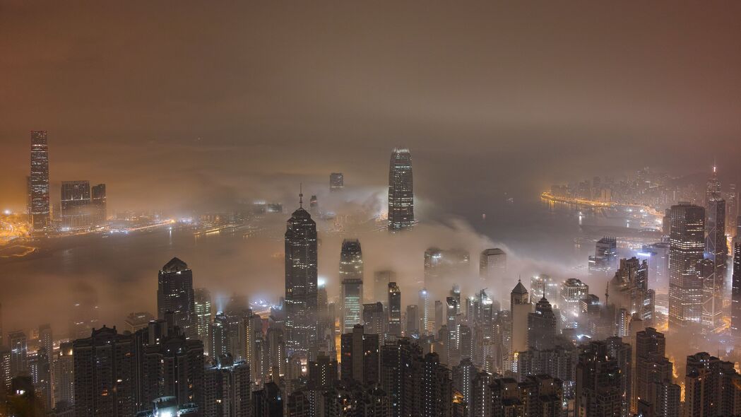 夜晚摩天大楼雾灯璀璨，城市4K高清壁纸，3840x2160极致风景下载
