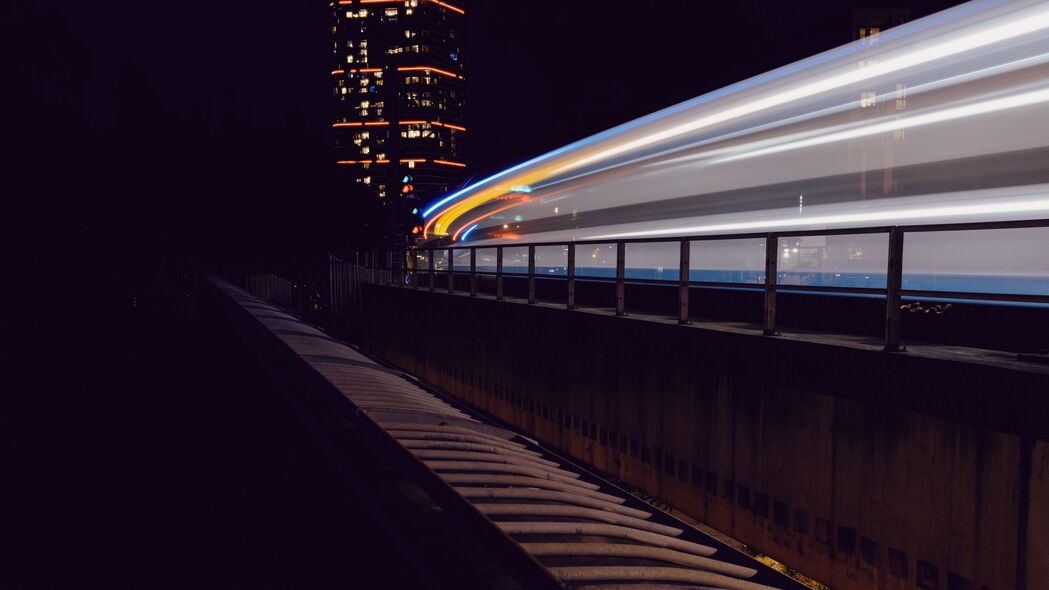 夜间道路建筑灯光长曝光，辉光璀璨4K壁纸，3840x2160高清背景图片下载