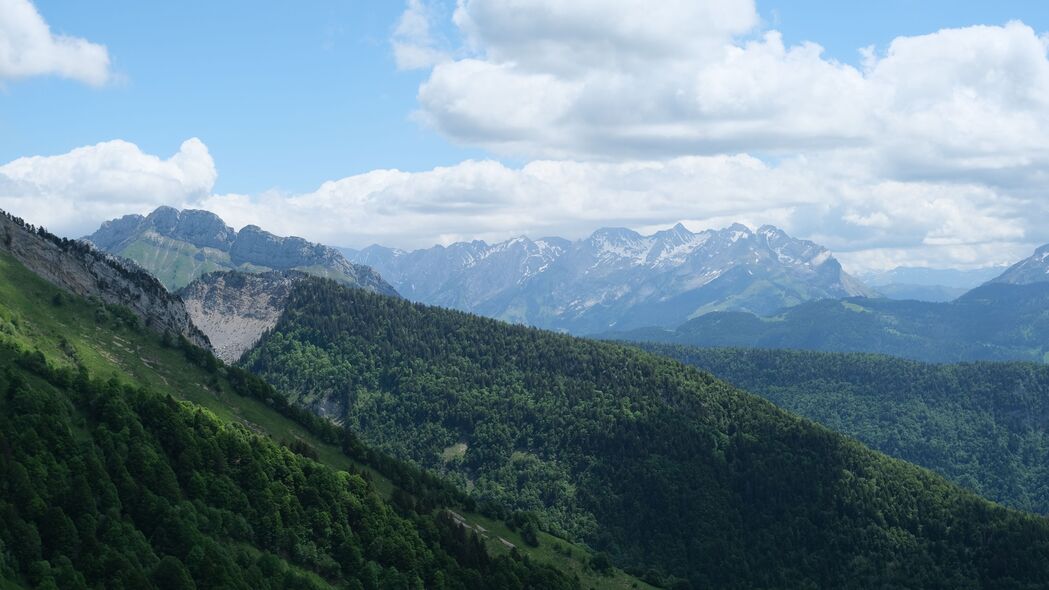 斜坡山景树草美景，超高清4K壁纸（3840x2160）免费下载