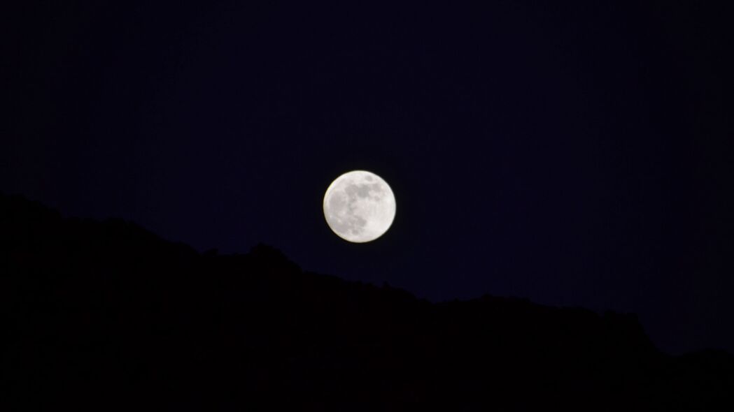 夜晚月亮黑暗之美，极简4K壁纸，3840x2160超清背景图片，一键下载