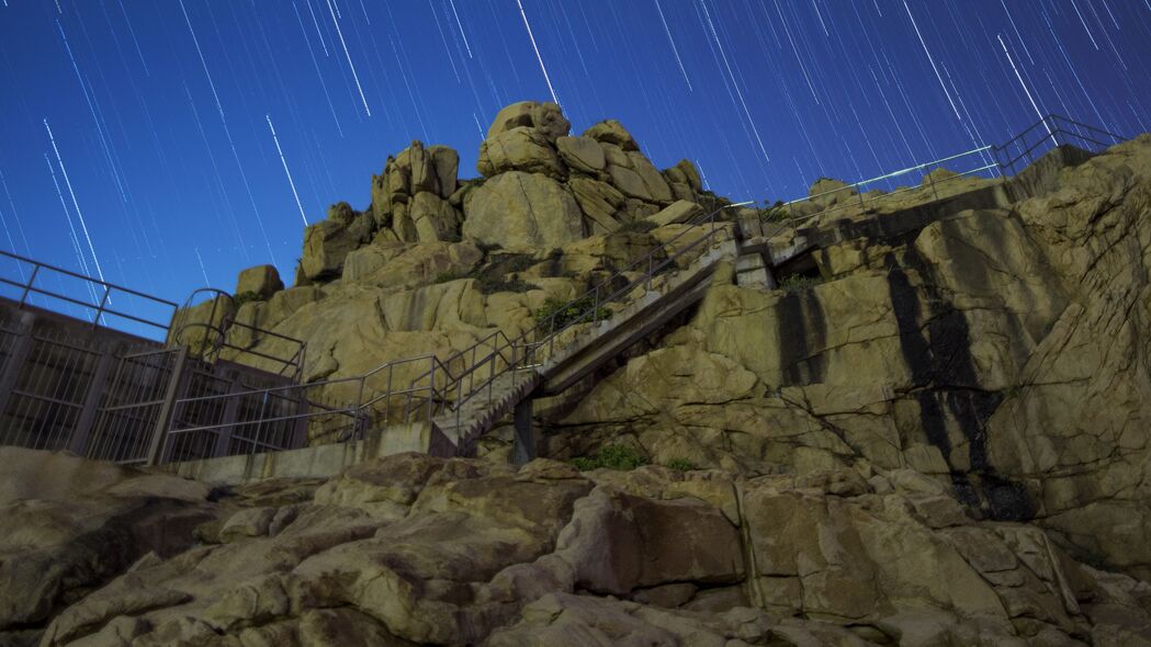 星空长曝光楼梯，4K高清壁纸，石头纹理展现，3840x2160风景美图下载