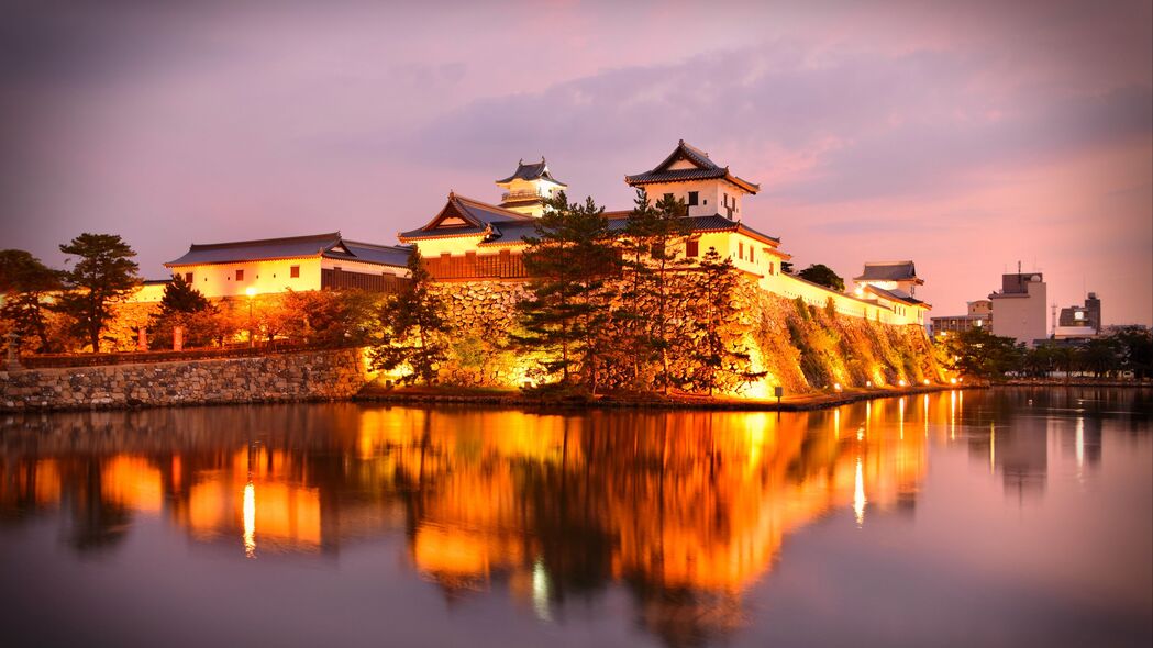 城堡建筑辉光映水，黄昏美景4K壁纸，高清3840x2160背景图片下载