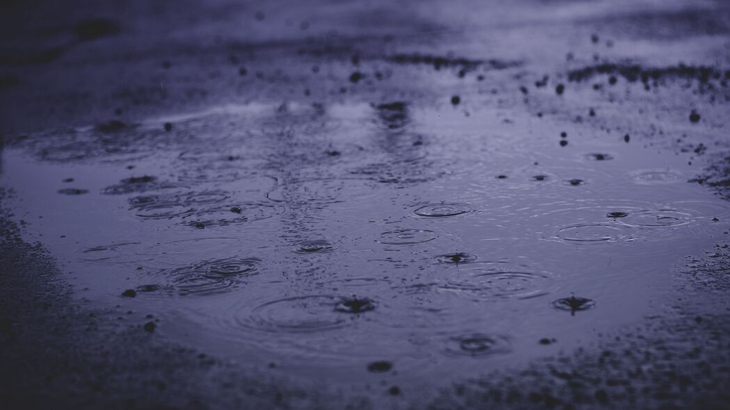 4K超清雨水坑沥青壁纸，3840x2160高清背景图片，免费下载