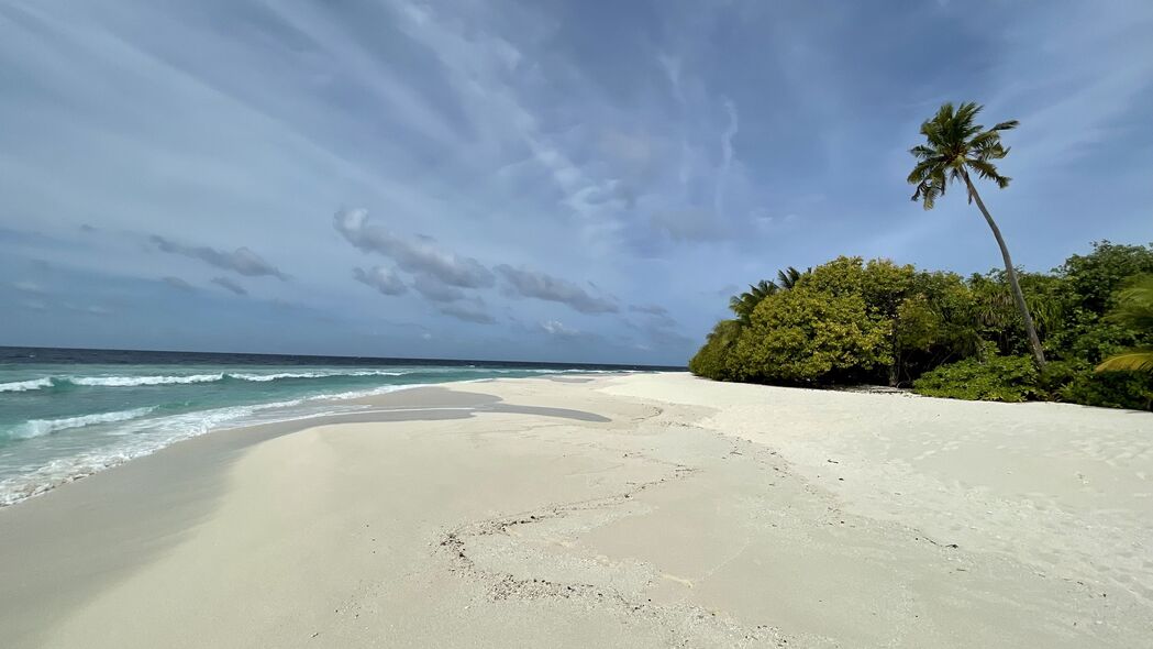 热带海滩美景，高清4K沙滩壁纸，3840x2160分辨率，自然风景尽在眼前！