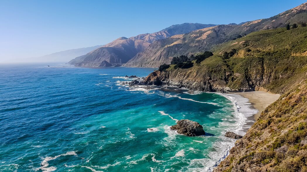 4K高清自然美景，海浪拍岸，石头与海岸的壮丽画卷壁纸下载