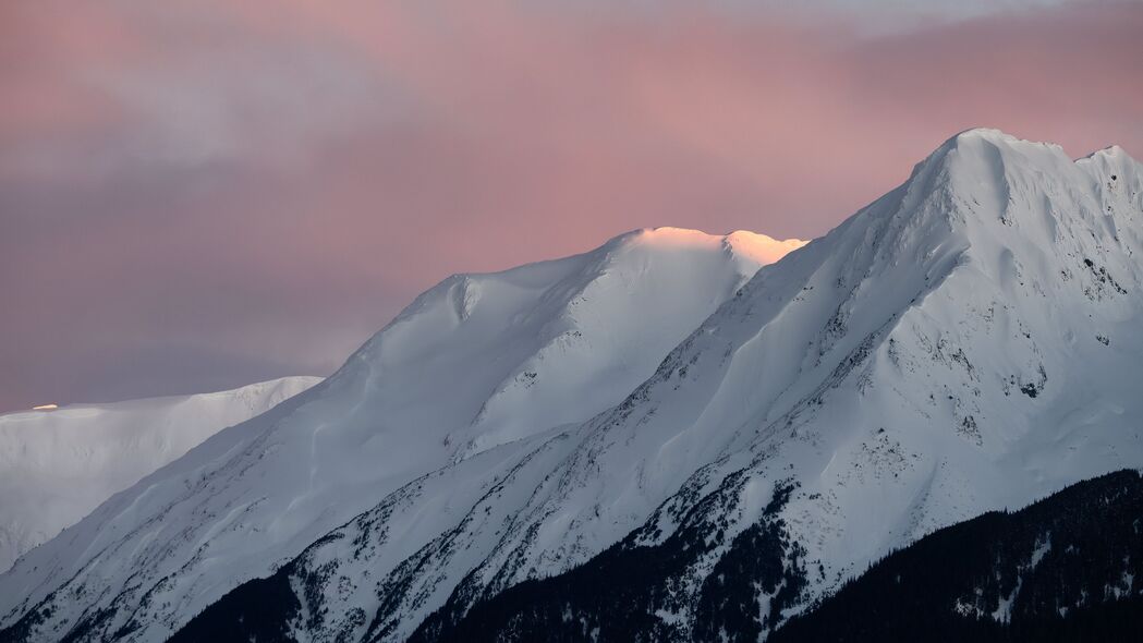 绝美山脉雪景，自然光映斜坡，4K高清壁纸，3840x2160分辨率畅享下载