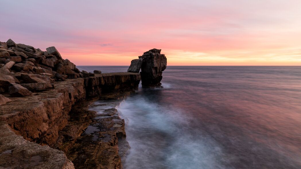 4K高清自然风景壁纸，岩石、海水绝美画面，3840x2160分辨率畅享下载