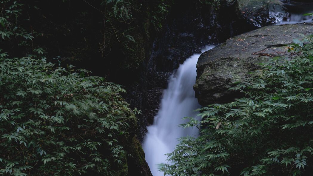 高清4K瀑布风光壁纸，石头、树叶、自然之美，3840x2160超清下载