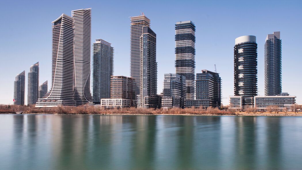 摩天大楼与湖泊共融的城市风光，4K高清壁纸，3840x2160分辨率下载