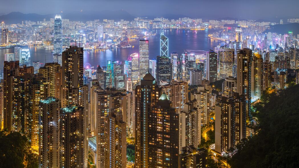 城市摩天大楼夜景，霓虹灯映河流，4K超清壁纸下载