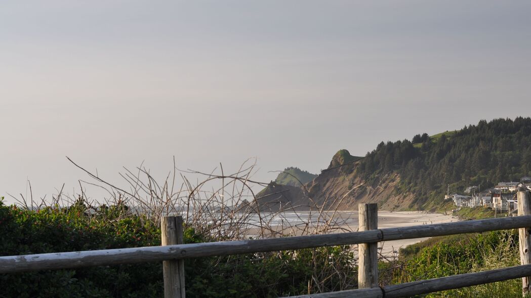 绝美山脉大海景色，树枝海岸自然风光，4K高清壁纸3840x2160免费下载