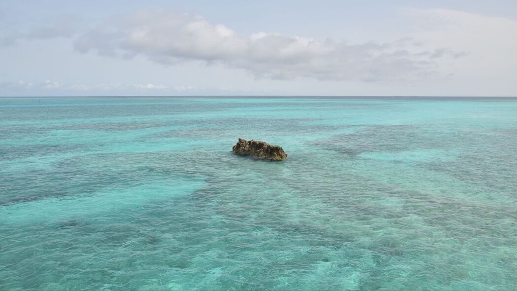 石头与大海之美，极简主义高清4K壁纸，3840x2160分辨率，自然风景背景图片免费下载