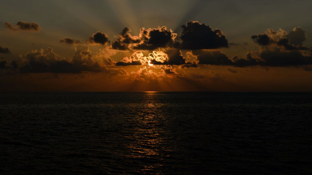 海云黄昏美景，深色系4K高清壁纸，3840x2160分辨率畅享下载