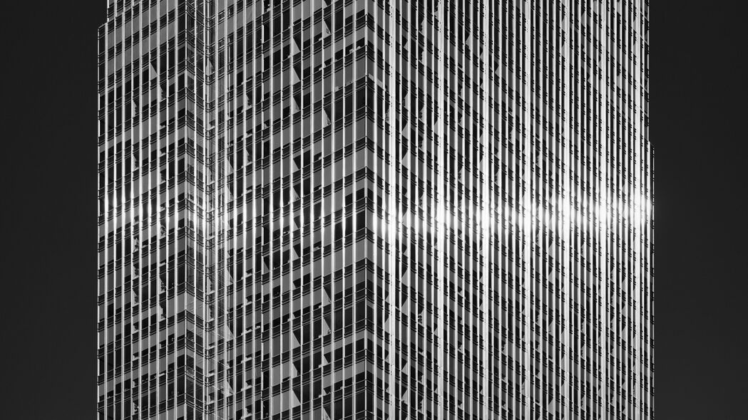 摩天大楼立面建筑眩光黑白4K壁纸，超清3840x2160背景图片，高清下载