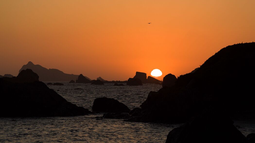 石头岩石映大海，日落余晖映深色，超清4K壁纸，3840x2160高清下载