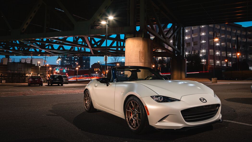 马自达MX-5白色款4K高清壁纸，炫酷大灯细节呈现，3840x2160分辨率免费下载