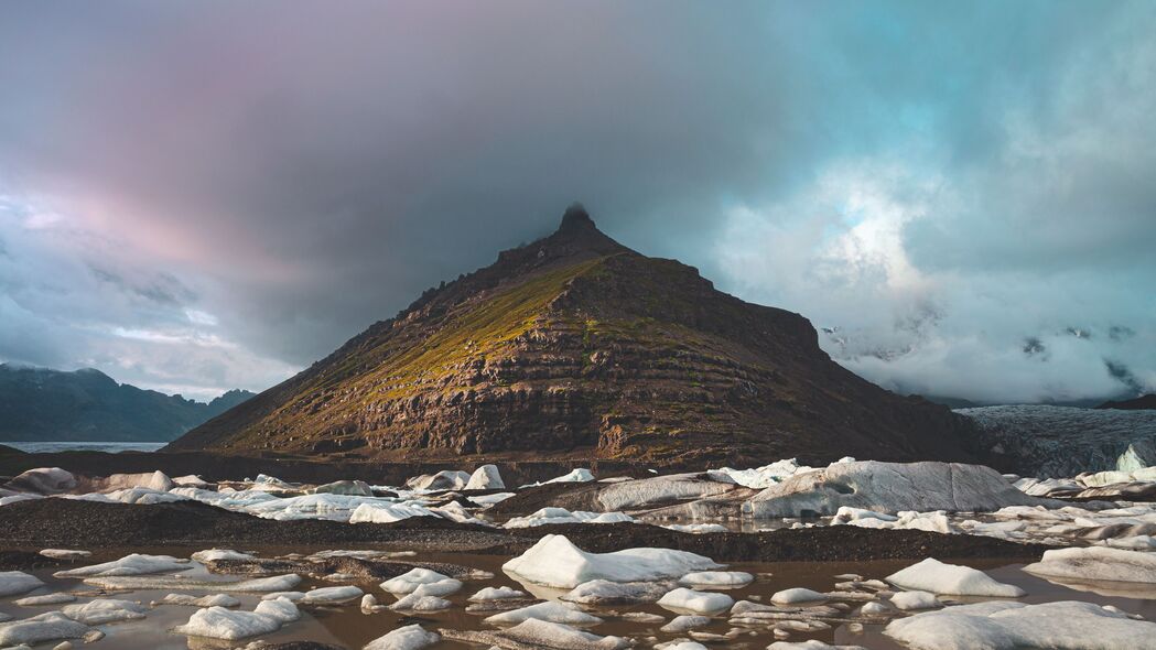 绝美山丘雪景4K高清壁纸，云雾缭绕自然之美，3840x2160超清下载